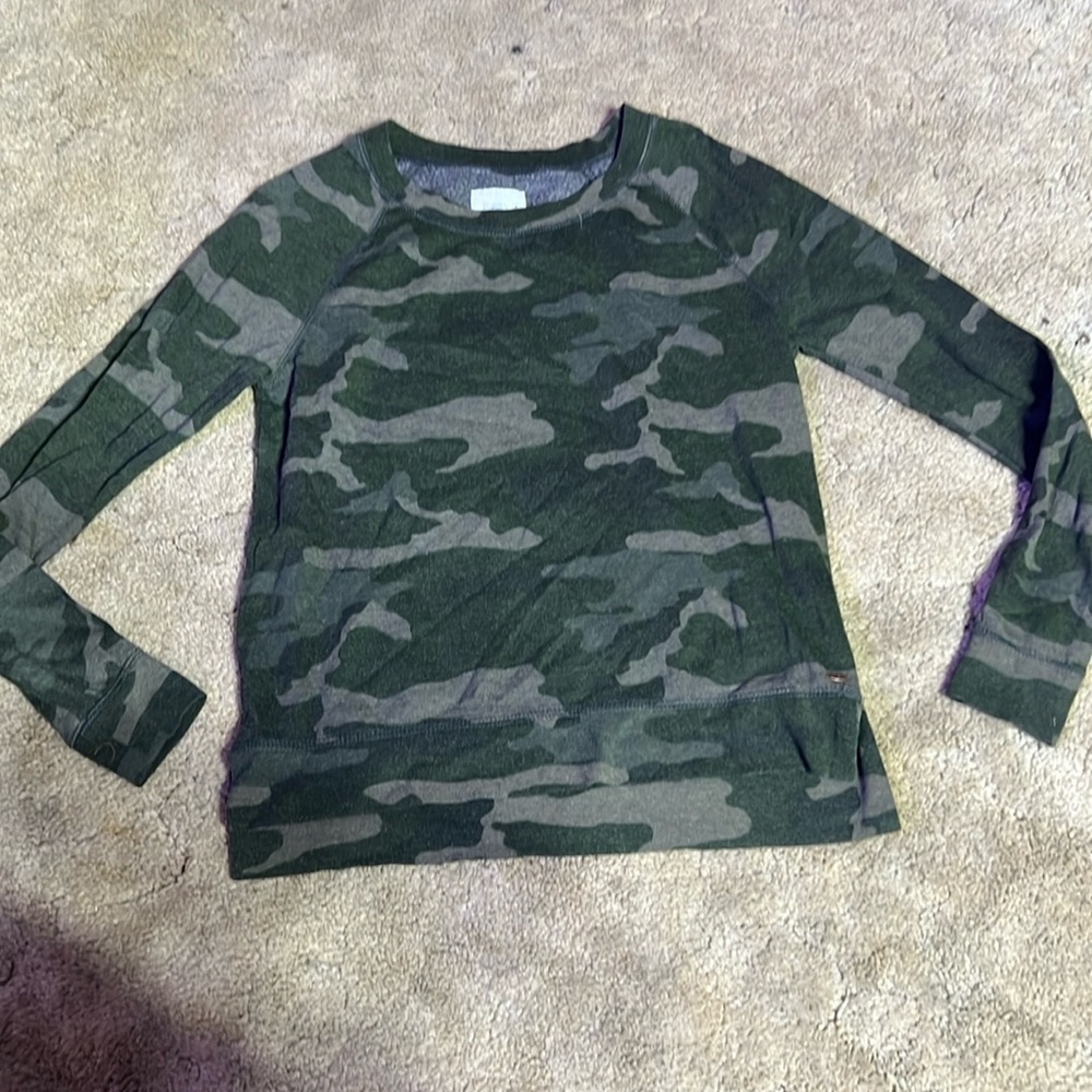Women’s O’Neill camo sweatshirt with high low hem & slits size Medium